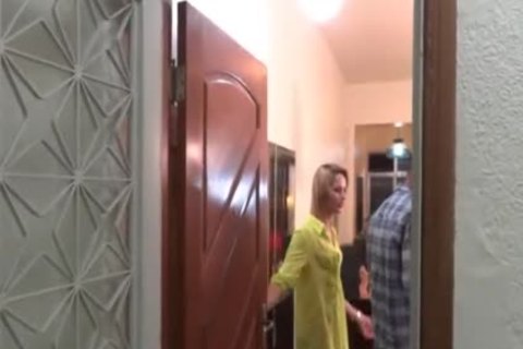 blond t-girl Bonekinha bonks Her Plumber